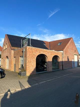 Magazijn/opslagplaats van ca. 100m² te huur in Vlimmeren/ Beerse!Voorzien van:- Automatische inkomdeuren- Verwarming (lucht-lucht)- Veel lichtinval-...