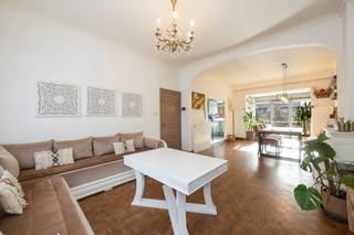 <p>Deze instapklare en charmante woning is gelegen in de gezellige Sevillastraatbuurt in Deurne, een rustige en aangename omgeving met alle voorzieningen binnen handbereik. De woning is ingedeeld als volgt: via de inkomhal betreedt u de lichtrijke leefruimte met grote raampartijen, die naadloos aansluit op de volledig uitgeruste keuken met alle hedendaags comfort. Achteraan de woning geniet u van een aangenaam zicht op de stadstuin, waar u in alle rust en zonder inkijk kan ontspannen. Op de eerste verdieping bevinden zich twee volwaardige slaapkamers en een extra kinder- of bureauruimte. Daarnaast vindt u hier ook de badkamer, uitgerust met een ligbad en wastafel. Tot slot beschikt de woning over een ruime garage met aansluitend een praktische kelderberging, wat zorgt voor extra opslagruimte. Deze extra’s vormen een absolute meerwaarde in deze buurt, waar parkeermogelijkheden niet altijd evident zijn.</p><p><strong>Troeven:</strong></p><ul><li>14 zonnepanelen</li><li>Vernieuwd dak (2024)</li><li>Gelegen vlakbij het Boelaerpark </li></ul><p><br /></p>