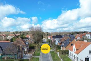 Deze instapklare bungalow bevindt zich op een rustige ligging nabij het bos én het centrum van De Haan. De woning, oorspronkelijk gebouwd in 1965, werd in 2023 grondig gerenoveerd. Daarbij werden onder meer het dak, de isolatie, spouwmuren, ramen, deuren, vloeren, keuken, badkamer en technische installaties vernieuwd (conforme elektrische keuring), wat resulteert in een comfortabele en energiezuinige woonst.<br /><br />De woning wordt verwarmd via centrale verwarming op aardgas, aangevuld met een Daikin-warmtepomp en een sfeervolle houtkachel in de woonkamer, die ook met pellets kan functioneren.<br /><br />Via de inkomhal komt u in de lichtrijke woonkamer met meerdere raampartijen en een gezellige kachel. Een schuifraam biedt directe toegang tot de veranda. Aansluitend bevindt zich de praktische keuken, uitgerust met kwalitatieve toestellen van AEG.<br /><br />Verder beschikt het gelijkvloers over meerdere bergruimtes, een gastentoilet met lavabo, een vestiaire en een technische ruimte met cv-ketel en aansluiting voor wasmachine. De inpandige garage (17,5 m²) biedt bijkomende opslagruimte en geeft toegang tot de zolder.<br /><br />De badkamer is ingericht met een dubbele lavabo, inloopdouche met glazen wand en een toilet. Daarnaast zijn er drie slaapkamers aanwezig.<br /><br />Via een zolderluik bereikt u de geïsoleerde zolder met twee Veluxramen, waar de mogelijkheid bestaat om twee extra slaapkamers en bijkomende zolderruimte te creëren.<br /><br />Een ideale woning voor wie comfortabel en rustig wil wonen in het centrum van De Haan!<br /><br />EPC: 168 kWh/m² - Label B