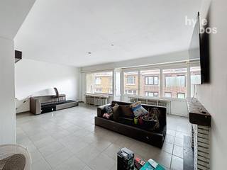 <p><span>Instapklaar appartement met 2 slaapkamers op toplocatie</span></p><p><span>Op zoek naar een lichtrijk appartement met een uiterst centrale ligging? Dit 2-slaapkamerappartement combineert comfort, ruimte en een strategische ligging in het hart van de stad.</span></p><p><span>Bij het binnenkomen word je meteen verwelkomd door een ruime en lichte leefruimte. Dankzij de grote raampartijen geniet je hier volop van natuurlijk daglicht.</span></p><p><span>De twee volwaardige slaapkamers bieden voldoende ruimte en flexibiliteit perfect als hoofdslaapkamer en logeerkamer, of als combinatie van slapen en thuiswerken. Open ingerichte keuken, badkamer met toilet - lavabo - ligbad. Overal werd gekozen voor HR-beglazing, wat niet alleen comfort maar ook energiezuinigheid garandeert. De EPC-score van 292 bevestigt dit.</span></p><p><span>Met zijn uitstekende ligging op wandelafstand van winkels, openbaar vervoer, horeca en andere voorzieningen is dit appartement een absolute troef voor wie graag alles binnen handbereik heeft. Ook als investering is dit een slimme zet: huurders vinden hier gegarandeerd snel hun weg naartoe.</span></p><p><span>Troeven op een rij:</span></p><ul><li><span>Centrale ligging</span></li><li><span>Twee slaapkamers</span></li><li><span>Ruime en lichtrijke leefruimte</span></li><li><span>HR-beglazing</span></li><li><span>EPC: 292</span></li><li><span>Incl individuele kelderruimte</span></li><li><span>Ideaal als eigen woonst of investering</span></li></ul><p><span>Laat je verrassen door de ruimte en ligging van dit appartement. Neem vandaag nog contact op voor een bezoek!</span></p><p><span> </span></p><p><span> </span></p>