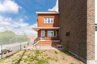 Deze instapklare woning bevindt zich vlakbij het centrum van Roeselare. Zo liggen openbaar vervoer, scholen, winkels,... zich in de nabije omgeving.<br /><br />De indeling van de woning is als volgt:<br /><br />Bij het betreden van de woning komt u in de lichtrijke woonkamer terecht. Deze is volledig voorzien van automatische rolluiken. Een tussengang biedt toegang tot de ruime, praktische kelder en de keuken. De keuken is voorzien van een gaskookplaat, spoelbak, microgolfoven en elektrische oven. <br /><br />Op de eerste verdieping is er de badkamer (ligbad, badkamermeubel met lavabo) en de masterbedroom met berging.<br /><br />Op het tweede verdiep zijn er nog 2 karaktervolle slaapkamers. <br /><br />De elektriciteit is conform. De woning wordt verwarmd via centrale verwarming op aardgas. <br /><br />Aan de voorzijde van de woning is er nog een omheinde stadstuin aanwezig. <br /><br />Het dak is geïsoleerd en de gehele woning is daarnaast ook voorzien van dubbele beglazing met raamwerk uit PVC. <br /><br />Op heden verhuurd met een netto rendement van 3% is deze woning een topper van formaat! <br /><br />