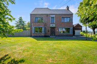 Op deze zeer unieke ligging, net aan de stadsrand van Zottegem bevindt zich deze riante en uiterst energiezuinige woning, een parel voor wie...
