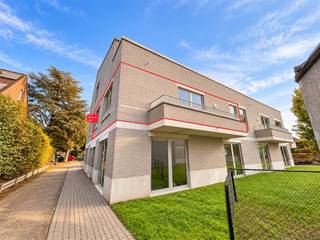 <p><span>Op zoek naar een modern appartement waar je als eerste bewoner je intrek kan nemen?</span></p><p><span>Dit lichtrijke nieuwbouwappartement van 62 m² bevindt zich op de eerste verdieping en is bereikbaar via lift of trap.</span></p><p><span> </span></p><p><span>Via de inkomhal met gastentoilet en wasplaats bereik je de lichtrijke leefruimte met </span><span>terras</span><span> en een volledig uitgeruste open keuken, voorzien van een kookplaat, dampkap, vaatwasmachine, spoelbak en combi-microgolfoven.</span></p><p><span>Via de nachthal kom je in de slaapkamer van 11,89 m² met ensuite badkamer, uitgerust met een moderne douche en lavabo.</span></p><p><span> </span></p><p><span>Dankzij de </span><span>vloerverwarming en het ventilatiesysteem</span><span> geniet je van optimaal wooncomfort. Het gebouw beschikt bovendien over een fietsenlift naar de kelderverdieping.</span></p><p><span> </span></p><p><span>Het appartement is gunstig gelegen in Kontich, met winkels, openbaar vervoer en vlotte verbindingen richting Antwerpen en Mechelen in de omgeving.</span></p><p><span> </span></p><p><span>Praktische informatie:</span></p><ul><li><span>Eerste bewoning</span></li><li><span>Onmiddellijk beschikbaar</span></li><li><span>Gemeenschappelijke kosten: € 200/maand, inclusief verwarming en warm water</span></li></ul><p><span> </span></p><p><span>Interesse?</span></p><p><span>Contacteer ons voor meer informatie of een bezoek!</span></p><p><span> </span></p>
