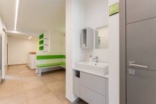 Maison multifonctionnelle avec espace professionnel et double garage.<br /><br />Cette propriété exceptionnellement polyvalente, située dans une rue très calme, est idéale pour ceux qui souhaitent combiner vie et travail de manière confortable. La propriété a été aménagée avec un grand espace professionnel au rez-de-chaussée, un double garage intégré et une véritable résidence privée au premier et au deuxième étage.<br /><br />Grâce aux accès séparés pour le professionnel et le privé, aux grands volumes de vie et au jardin agréable à l'arrière, cette propriété offre de nombreuses possibilités pour les professions libérales, les activités médicales ou paramédicales, les fonctions de bureau ou une combinaison de vie et de travail.<br /><br />Rez-de-chaussée:<br />Le rez-de-chaussée est en grande partie aménagé en tant qu'ancien cabinet dentaire et dispose d'une entrée privée sur la rue. L'aménagement comprend notamment une salle d'attente, une zone d'accueil, 2 cabinets/espace professionnel, des zones de travail et de lavage, des installations sanitaires et des armoires encastrées.<br /><br />Les espaces sont lumineux, soignés et fonctionnellement aménagés, avec de grandes baies vitrées à l'arrière donnant sur le jardin. Parfait pour une nouvelle utilisation professionnelle telle qu'un bureau, un cabinet, un atelier ou un espace de vie supplémentaire.<br /><br />En outre, au rez-de-chaussée se trouve un grand double garage intégré avec porte automatique, équipements techniques et espace de rangement supplémentaire. Il y a également un espace de stationnement supplémentaire pour la maison.<br /><br />Premier étage:<br />Le premier étage est le cœur de la résidence privée. On y trouve un espace de vie particulièrement spacieux et lumineux avec coin salon, salle à manger et cuisine ouverte. De grandes baies vitrées sur toute la largeur à l'arrière apportent une agréable luminosité et donnent un accès direct à la large terrasse.<br /><br />Cette terrasse bénéficie d'une intimité totale grâce à la clôture verte à l'arrière du jardin. De plus, elle est équipée d'un immense auvent solaire sur toute la terrasse et de voiles coupe-vent escamotables de chaque côté, ce qui fait de la terrasse un espace extérieur particulièrement agréable et abrité.<br /><br />La cuisine ouverte s'intègre parfaitement à l'espace de vie et dispose d'un grand plan de travail, d'une zone de cuisson, d'appareils encastrés et de nombreux rangements. La combinaison des grandes baies vitrées et de la verrière donne également à la cuisine une agréable sensation d'espace. On trouve également le débarras/buanderie pratique à côté.<br /><br />À ce niveau, il y a également un espace bureau séparé à l'avant, idéal comme espace de travail à domicile ou salle d'étude. En outre, il y a une véritable suite parentale avec une chambre spacieuse, un dressing attenant et une salle de bains soignée avec double vasque, baignoire et douche à l'italienne.<br /><br />Deuxième étage:<br />Le deuxième étage comprend quatre chambres confortables. Les chambres bénéficient d'une agréable luminosité grâce aux fenêtres de toit équipées de volets roulants automatiques et de moustiquaires.<br /><br />De plus, à cet étage, il y a une deuxième salle de bains avec double vasque et douche. On y trouve également un accès par un escalier escamotable au spacieux grenier.<br /><br />Espace extérieur:<br />À l'arrière, la maison dispose d'un jardin de ville étonnamment verdoyant et privé. La grande terrasse au premier étage est reliée au jardin par un escalier extérieur.<br /><br />Points forts:<br />- Polyvalent, combinaison de vie et de travail<br />- Ancien cabinet dentaire au rez-de-chaussée<br />- Accès séparé pour le professionnel et le privé<br />- Panneaux solaires installés<br />- Intéressant pour les professions libérales, les cabinets, les bureaux ou les logements intergénérationnels ou de soins<br />- Emplacement central et calme à proximité des commerces, des é