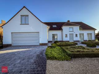 Mooie lichtrijke villa en tot in de puntjes verzorgd. Bestaande uit een inkomhall, grote living, ingerichte keuken met eetruimte, slaapkamer /...