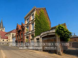 <span><span><strong>🏠 Ontdek je nieuwe thuis tijdens het weekend van de OPENKIJKDAGEN!<br />📅 Zaterdag 17 oktober ⏰ 10u tot 11u30<br />📌 Vrij toegankelijk – GEEN afspraak nodig<br />📞 Wil je eerder al een kijkje nemen? Bel ons op ☎️ 055 30 92 90</strong></span></span><br /><br />STATIGE HERENWONING uit 1905, gelegen op WANDELAFSTAND van het CENTRUM van Ronse. Deze KARAKTERVOLLE EIGENDOM combineert de CHARME van een AUTHENTIEKE HERENWONING met het COMFORT van vandaag en beschikt over een BEWOONBARE OPPERVLAKTE van ca. 300 m², verdeeld over 4 VOLWAARDIGE VERDIEPINGEN. Dankzij haar ROYALE VOLUMES en FLEXIBELE INDELING is deze woning ideaal als RUIME GEZINSWONING, voor de combinatie van WONEN en WERKEN of als INVESTERING. Door de reeds uitgevoerde vernieuwingen, waaronder een NIEUW DAK en DUBBELE BEGLAZING, verkeert de woning in een verzorgde staat. Bovendien geniet deze BESCHERMDE ERFGOEDWONING van een belangrijk voordeel: er is GEEN RENOVATIEVERPLICHTING van toepassing. Bij het betreden van de woning wordt u verwelkomd in een stijlvolle inkomhal die toegang geeft tot de lichtrijke leefruimte met haardcassette, een gezellige eetplaats en een modern ingerichte keuken in industriële stijl. De verdiepingen bieden plaats aan maar liefst 5 volwaardige slaapkamers, een ruime badkamer met de mogelijkheid om een tweede badkamer te creëren en een praktische dressing. Verder beschikt de woning over een praktische kelder, ingericht met bergruimte.<br />Een absolute troef is het dakterras, waar u in alle rust geniet van een prachtig uitzicht over de stad.<br /><br />Adres: Priestersstraat 17 te Ronse<br /><br />EPC: 422kWh/m²; G-score en P-score D; Geen renovatieverplichting van toepassing; Bestuursmaatregelen in het maatregelenregister: Neen; Beschikbaar bij akte