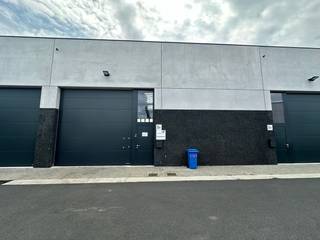 Nieuwbouw KMO-unit van 429 m² met 4 parkeerplaatsen te huur te Lendelede. Fantastisch gelegen op een toplocatie met een vlotte ontsluiting naar de...
