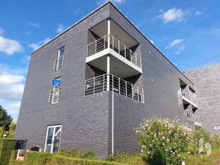 Appartement (105 m²) op de eerste verdieping met 2 slaapkamers, een terras en een ondergrondse parking in Overpelt. <br /><br /><strong>BIJZONDERHEDEN:</strong> <br />- Beschikbaar vanaf 15/12/2026;<br />- Centraal gelegen<br />- Ondergrondse parking + berging <br /><br /><strong>INDELING:</strong> inkomhal, toilet, woonkamer, keuken, berging, 2 slaapkamers, badkamer, terras <br /><br />
<p>Indien u een bezichtiging wenst, gelieve u hieronder kandidaat te stellen.<br />Zodra we u hiervoor selecteren, contacteren we u voor een afspraak.</p>
<p>Door de grote toestroom van huuraanvragen, zijn we niet in de mogelijkheid iedereen persoonlijk te beantwoorden, indien u binnen 10 dagen geen reactie van ons heeft ontvangen, komt u niet in aanmerking voor dit pand.</p>