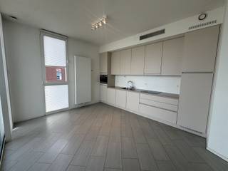Magnifique appartement de 2 chambres avec vue sur la place de la gare !Découvrez ce magnifique appartement neuf situé dans le centre de Malines, à proximité de tous les commerces et de la gare.L'appartement comprend un salon spacieux et lumineux, une cuisine semi-ouverte, une salle de bains et 2 chambres. Il dispose également d'une belle terrasse offrant une vue magnifique.Disponible immédiatement.