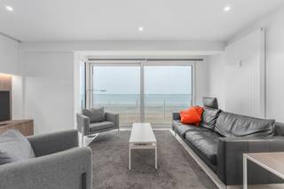 Sint-Idesbald is gekend als de familiebestemming aan zee, waar iedereen zijn gading vindt. Het appartement bevindt zich op het vijfde verdiep van het gebouw BELLE VUE, ter hoogte van het info centrum van de Dienst voor Toerisme. Het gebouw Belle Vue heeft in 2017 een grondige gevelrenovatie ondergaan en is zo goed als nieuw ! Het appartement zelf is eveneens in 2017 met heel veel smaak gerenoveerd en biedt alle comfort. Luxueuze afwerking. Dankzij een breed venster ( tot op de grond ) biedt het appartement een verbluffend panoramisch zicht op het wijdse strand en op de spectaculaire zee. Het appartement met 90M2 bewoonbare oppervlakte geniet een top ligging op wandelafstand van het leuke winkelcentrum van Sint-Idesbald zeilclub de KYC. Plaats voor 6 mensen te slapen. Maak snel uw afspraak voor een bezoek ter plaatse.