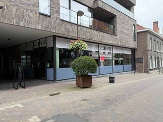 Multifunctioneel handelspand 285m² met hoge plafonds. Klassevolle uitstraling van uw zaak