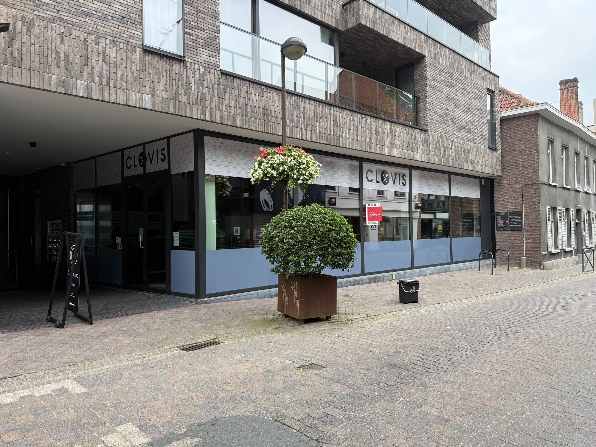 Multifunctioneel handelspand 285m² met hoge plafonds. Klassevolle uitstraling van uw zaak