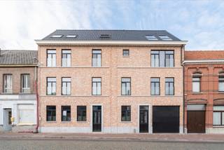 Deze woning is gelegen nabij het centrum van Zele. <br />Vlot bereikbaar en op fiets- en wandelafstand van openbaar vervoer/station Zele, de markt, winkels en scholen. <br />Indeling: Ruime woonkamer met open keuken met aangrenzend groot terras. Berging, 3 slaapkamers, badkamer met ligbad en inloopdouche. Op het gelijkvloers is er ook nog een berging. Autostaanplaats overdekt met carport. <br />E-peil: 30<br /><br />Huurprijs: €1100/maand + €50 vaste kosten<br />Vrij vanaf: 01/09/2026