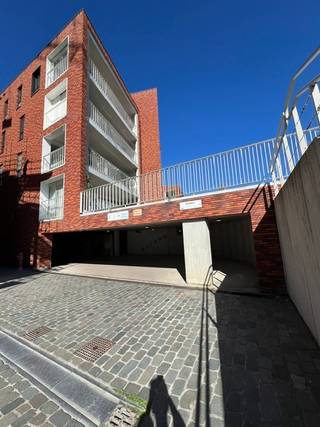 <p>Gelegen op een aantrekkelijke locatie in Lier, biedt deze parking een comfortabele oplossing voor al uw parkeerbehoeften. De toegang is eenvoudig en geeft u de mogelijkheid om uw voertuig veilig te stallen, zonder de logistieke drukte van de stad in te gaan. Deze parkeerplaats is een uitstekende keuze voor iedereen die op zoek is naar een praktische oplossing dichtbij het centrum, waar u met een gerust hart uw wagen kunt achterlaten.<br />De autostaanplaats is 26000 euro, de super veilige fietsplaatsen achter slot en grendel zijn 2000 euro per plaats</p>
<p> </p>