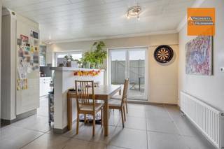 <p><span> </span></p><p><span>Ontdek dit unieke vastgoedaanbod dat perfect inspeelt op de wensen van zowel investeerders als particulieren. Deze eigendom op een perceel van 4a33ca verenigt rendement, flexibiliteit en wooncomfort, met een onmiddellijk opbrengstpotentieel.</span></p><p><span> </span></p><p><span>Het geheel bestaat uit twee volledig instapklare appartementen, een ruime hangar en twee privatieve buitenstaanplaatsen. Daarnaast leent de eigendom zich uitstekend tot </span><span>kangoeroewonen</span><span>.</span></p><p><span> </span></p><p><span>Beide wooneenheden genieten van veel natuurlijk licht en bieden een aangenaam wooncomfort. Een absolute meerwaarde zijn de twee uitzonderlijk ruime terrassen met zuidwestoriëntatie.</span></p><p><span> </span></p><p><span>Gelijkvloers appartement (1 slaapkamer)</span></p><p><span>Een lichtrijke leefruimte met open keuken (40m²)</span></p><p><span>Eén comfortabele slaapkamer (12m²)</span></p><p><span>Badkamer met badkamermeubel en douche </span></p><p><span>Twee toiletten </span></p><p><span>Een ruime berging </span></p><p><span>Een groot terras, ideaal om in alle rust te ontspannen (42m²)</span></p><p><span> </span></p><p><span>Duplex appartement (3 slaapkamers) – eerste verdieping</span></p><p><span>Drie volwaardige slaapkamers (8m², 13m² en 14m²)</span></p><p><span>Een ruime leefruimte met open keuken (45m²)</span></p><p><span>Een praktische berging </span></p><p><span>Een groot terras (35m²)</span></p><p><span>Badkamer met badkamermeubel, bad/douche en toilet </span></p><p><span>Apart toilet </span></p><p><span>Zolderruimte voor extra opslag </span></p><p><span> </span></p><p><span>Ruime hangaar (30m²) met aparte meterkast </span></p><p><span> </span></p><p><span>Twee privatieve buitenstaanplaatsen</span></p><p><span> </span></p><p><span>Interesse?</span><span> Neem vandaag nog contact op voor meer informatie of een bezoek.<br /><br /></span></p><p><span> </span></p><p><span> </span></p><p><span> </span></p>
