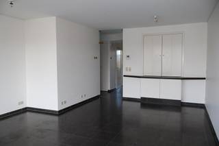 <p>Dit appartement is gelegen in hartje Lier ( 2 minuutjes wandelen van de Grote Markt) bevindt zich op de 3de verdieping. Dit appartement, dat wordt gekenmerkt door een doordachte indeling, biedt een aangename leefruimte waar via een doorgeefluik we in de keuken kunnen kijken, een ruime slaapkamer met parketvloer is aan de achterzijde gelegen wat ervoor zorgt dit een zeer rustige ruimte is met aansluitend de badkamer Waar er de mogelijkheid is om een wasmachine en droogkast te plaatsen. De aanwezigheid van een apart toilet maakt het geheel compleet en verhoogt het wooncomfort. Ook de vloerverwarming geeft een meerwaarde aan dit comfort.</p>
<p>De locatie in Lier is ongetwijfeld een van de sterkste troeven van dit pand. U bevindt zich dicht bij het bruisende stadsleven en het rustige Begijnhof, met alle benodigde voorzieningen binnen handbereik. Dit appartement straalt echt rust uit en heeft een enorm mooie uitzicht. Of u nu houdt van winkelen, dineren of genieten van een rustige wandeling langs de stadwandelingen, deze locatie heeft het allemaal. Dit appartement is niet alleen een plek om te wonen, maar ook een uitnodiging om het beste van de stad te ervaren. We nodigen u van harte uit om deze kans te ontdekken en de charme van Lier zelf te komen ervaren.<br /><br />Voor meer informatie en/of het maken van een afspraak: patrik@ampvastgoed.be en/of 0465/00.40.45</p>