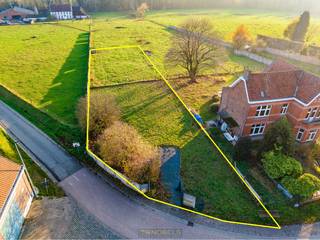 Heel mooi peceel BOUWGROND van circa 1382m² , gelegen op een LANDELIJKE LOCATIE te Smeerebbe (deelgemeente van Geraardsbergen). Biedt achteraan...