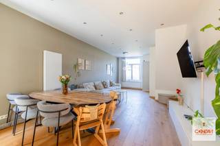 Deze woning is gelegen op een <strong>centrale ligging</strong> nabij verschillende buurtwinkels, scholen, uitvalswegen, het openbaar vervoer en op fietsafstand van Gent centrum. De gerenoveerde woning heeft als extra troef een aangename <strong>zuidwest georiënteerde terras (26m2)</strong>. <br /><br />Via de inkomhal gaat u de <strong>leefruimte met zit- en eetgedeelte</strong> binnen met aansluitend de keuken. Waar u verder een wasplaat / berging kan vinden die uitkomt op de badkamer met inloopdouche en dubbele lavabo. Op het eerste verdiep bevinden zich een mooie ruime <strong>slaapkamer </strong>en een <strong>tweede badkamer</strong>, opnieuw met dubbele lavabo en bad/douche. Verder kan je via de bureauruimte naar het zonnige terras. Het tweede verdiep beschikt dan nog over <strong>2 ruime  gezellige kinderslaapkamers. </strong>Via een vast trap kan je nog naar de afgewerkte zolderruimte die ideaal is al vierde slaapkamer / bureau. Deze woning is <strong>verbouwd in 2022/2023</strong> met <strong>mooie en kwalitatieve materialen.</strong><br /><br />Deze gezellige <strong>gerenoveerde woning</strong> kan jouw thuis worden! Aarzel niet ons te contacteren via 09 278 88 88 voor het maken van een afspraak. 