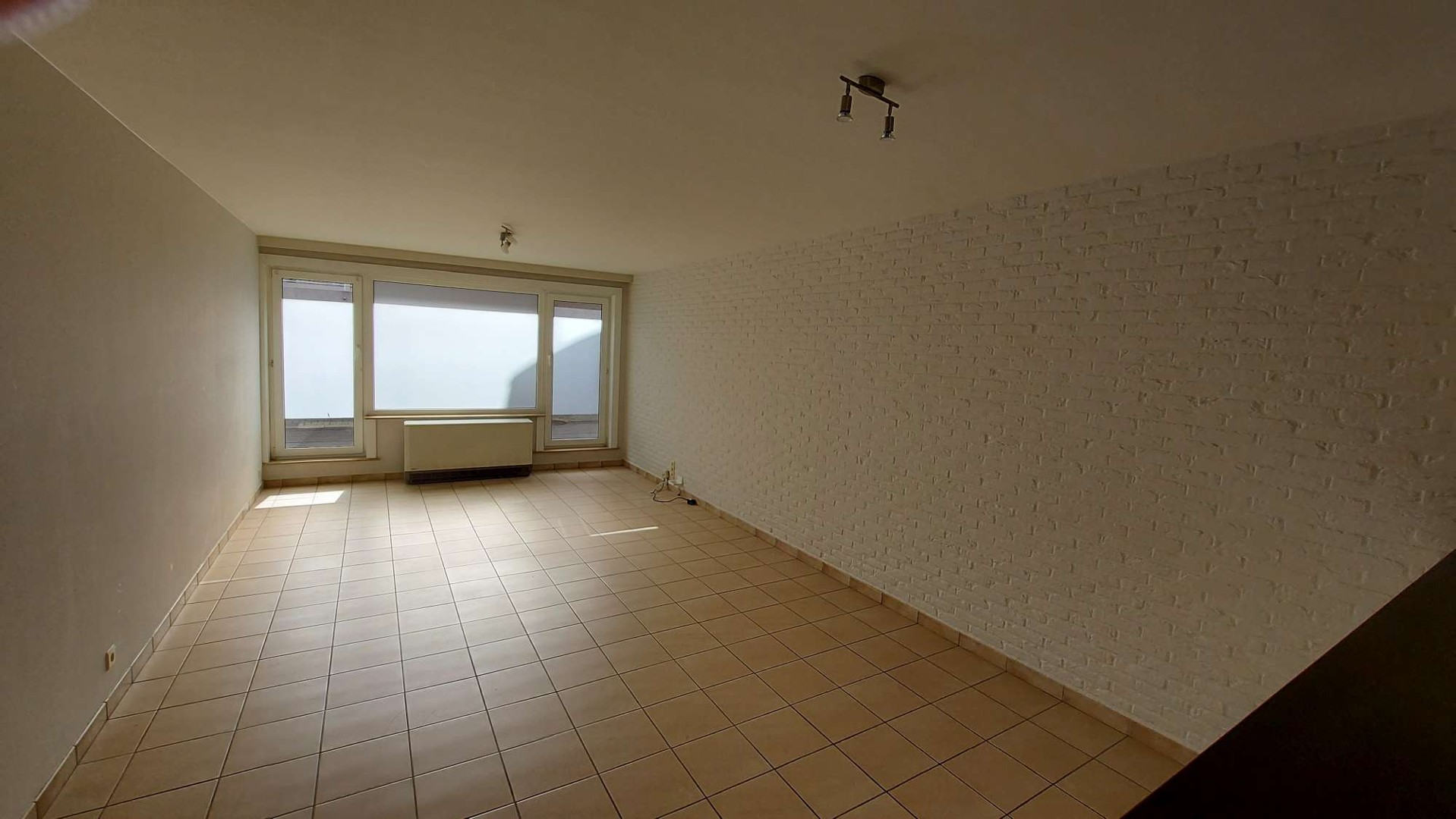 Gelijkvloers appartement met 2 slaapkamers, terras en garage - foto 2