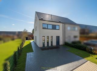 RECENTE EN UITZONDERLIJK ENERGIEZUINIGE WONING UIT 2023, GELEGEN IN EEN DOODLOPENDE STRAAT IN HET RUSTIGE MELSEN. DEZE WONING WERD OPGEBOUWD...