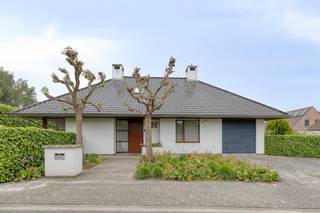 Deze ruime en lichtrijke villa met een bewoonbare oppervlakte van maar liefst 288 m² bevindt zich op een perceel van 636 m² en is centraal gelegen in Oostrozebeke. Dankzij de vele raampartijen geniet je hier van een aangename lichtinval en een open gevoel van ruimte.Dit huis in de Onze Lieve Vrouwestraat te Oostrozebeke heeft volgende indeling:Gelijkvloers:- Zeer ruime leefruimte met grote raampartijen- Keuken - Slaapkamer met ensuite badkamer- Apart toilet1ste verdiep:- Slaapkamer- Tweede badkamerZolderverdiep:- Ruime zolder (mogelijkheid voor 3e kleine kamer)Buiten:Grote, zonnige tuin met zuidwestelijke oriëntatieIdeaal om de gehele dag te genieten van de zonSpecifieke kenmerken:- Veel ruimte en licht dankzij grote raampartijen- Mogelijkheid om gelijkvloers te wonen- Regenput aanwezig ( 10.000l)- Grote tuin met gunstige oriëntatie (zuidwest)- Centrale ligging in Oostrozebeke, nabij winkels, scholen en verbindingswegenBen je op zoek naar een ruime woning met raampartijen om u tegen te zeggen en de mogelijkheid om beneden te wonen? Neem dan zeker contact op en ontdek zelf de troeven van deze woning. Zeker een bezoek waard!De eigendom wordt aangeboden via de Pre-sale formule. Op 30/05/2026 tussen 10:00 en 12:00 kan u de woning op afspraak komen bezichtigen en een bod uitbrengen. De vermelde prijs is een instelprijs. Voor meer info, gelieve contact op te nemen met de dossierverantwoordelijke.Bestuursmaatregelen in het maatregelenregister: nee