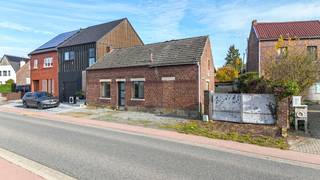 Te renoveren woning met tal van troeven in rustige, landelijke omgeving Helstraat 13!<br />Op zoek naar een woning met veel potentieel en een zee aan mogelijkheden?<br />Ontdek deze vrijstaande woning op een perceel van maar liefst 682 m², ideaal gelegen in de rustige Helstraat, waar landelijke charme en vlotte bereikbaarheid elkaar perfect aanvullen.<br />De autostrade bevindt zich op slechts enkele minuten rijden, waardoor u geniet van absolute rust zonder in te boeten aan mobiliteit.<br /><br /><br />Deze halfopen bebouwing biedt u de kans om uw droomwoning volledig naar eigen smaak te creëren.<br />Of u nu kiest voor een grondige renovatie of beslist om nieuw te bouwen met het voordeel van 6% btw, dit pand vormt de perfecte basis om uw woondromen waar te maken.<br />Binnenin vindt u:<br />• Een inkomhal die uitgeeft op de ruime leefruimte met plaats voor een gezellige zit- en eetkamer<br />• Een keukenruimte die volledig vernieuwd kan worden volgens uw wensen<br />• Een eenvoudige badkamer en een apart toilet<br />• Op de bovenverdieping zijn 2 tot 3 slaapkamers mogelijk – ideaal voor een gezin of koppels met toekomstplannen<br />De woning beschikt over houten ramen met dubbel glas en wordt momenteel verwarmd met een kachel.<br />Het dak dient vernieuwd te worden, wat meteen de kans biedt om de woning energiezuinig en toekomstgericht te maken.<br /><br />Het perceel van 682 m² met een straatbreedte van 17 meter biedt tal van mogelijkheden:<br />een ruime tuin voor wie houdt van buitenleven, speelruimte voor kinderen, of zelfs plaats voor een bijgebouw of carport.<br />De volledig omheinde tuin garandeert privacy en rust een echt pluspunt!<br /><br />Troeven op een rij<br /><br />-Rustige, landelijke liggingToch vlot bereikbaar – dichtbij oprit autostrade<br />-Groot perceel van 682 m² met 17 m straatbreedte<br />-Omheind perceel – privacy gegarandeerd<br />-Volledig te renoveren of mogelijkheid tot afbraak en heropbouw aan 6% btw<br />-Ruimte voor 2 à 3 slaapkamers<br />-Bent u op zoek naar een woning met potentieel in een rustige omgeving, waar u uw eigen stempel kunt drukken?<br />-Dan is Helstraat 13 precies wat u zoekt!<br />-Contacteer Immofusion vandaag nog voor meer informatie of een bezoek ter plaatse.