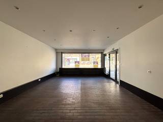 Wonen én werken in het hart van Zwijndrecht?<br /><br />Ontdek dit veelzijdige pand waar een commerciële ruimte en comfortabele woongelegenheid perfect worden gecombineerd.<br /><br />Vooraan het pand bevindt zich een <strong>ruime winkelruimte</strong> met toog, die aansluit op de lichtrijke leefruimte.<br />Verder is er een keuken, voorzien van toestellen en met toegang tot de kelder.<br /><br />Op de eerste verdieping bevinden zich <strong>twee ruime slaapkamers</strong>,<strong> </strong>een badkamer en een berging. <br />De badkamer is voorzien van een zitbad, een toilet en lavabomeubel.<br />Er zijn eveneens aansluitingen voorzien voor een wasmachine en droogkast. Daarnaast werd er een nieuwe verwarmingsketel geplaatst.<br /><br /><strong>Praktische informatie:</strong>
<ul>
	<li>Onmiddellijk beschikbaar</li>
	<li>Huurwaarborg: 3 maanden huur (€2.250,-)</li>
	<li>Combi ingaande + uitgaande plaatsbeschrijving: € 342,5,- incl. 21 % BTW (per partij)</li>
</ul>
<br />Wil je dit pand bezoeken? Contacteer ons via 03/775.78.79.<br /><br />Neem voor ons volledig aanbod een kijkje op http://www.immoselekt.be<br /> 