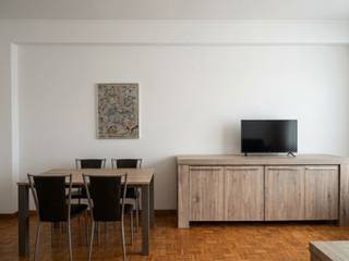 Gelegen op de derde verdieping is deze gemeubelde studio slim ingedeeld om optimaal gebruik te maken van de beschikbare ruimte. De leefruimte, afgewerkt met authentieke parketvloer, biedt een aangename en lichtrijke omgeving. De inkomhal sluit naadloos aan op de leefruimte en vormt dankzij de vernieuwde indeling een mooi geheel. De slaaphoek biedt plaats aan een comfortabel tweepersoonsbed.<br /><br />De badkamer werd volledig vernieuwd en afgewerkt in een stijlvolle marmerlook. Ze is uitgerust met een inloopdouche, lavabomeubel en toilet. Ook de studio werd opnieuw geschilderd en de keuken werd vernieuwd, wat zorgt voor een frisse en verzorgde uitstraling.<br /><br />De ligging is ideaal, met uitstekende verbindingen naar het bruisende centrum van Antwerpen via het openbaar vervoer. De studio bevindt zich aan de achterzijde van het gebouw en geniet van een open uitzicht, wat samen met de gunstige zuidoostelijke oriëntatie zorgt voor een aangename natuurlijke lichtinval en een gevoel van ruimte.<br /><br />De maandelijkse kosten bedragen € 175, inclusief water. De nutsvoorzieningen voor verwarming en elektriciteit zijn afzonderlijk.<br /><br />Is uw interesse gewekt door deze studio? Voor meer informatie of een bezichtiging kunt u contact opnemen met HINTJENS.vastgoed via Lise@hintjens.eu of 0473.51.14.36.