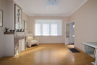 <strong>Voor meer info of een bezoek bel 0475757251 of mail philip@ocvastgoed.be</strong><br /><br />Deze goed onderhouden woning is gelegen in een rustige straat, in een populaire wijk vlakbij de Gentbrugse Meersen, de oprit E17 en het station Gentbrugge. Gent centrum op fietsafstand. <br />Deze woning is tevens geschikt voor het uitoefenen van een vrij beroep.<br />Op het gelijkvloers bevindt zich een kamer die zich perfect leent tot kantoor- of behandelruimte.<br />Aansluitend een lichtrijke leefruimte met toegang tot een gezellige buitenruimte/terras, toilet en keuken. <br />Op het tussen verdiep een badkamer voorzien van douche, toilet en wastafel. <br />Op het eerste verdiep een zeer ruime kamer die de mogelijkheid biedt voor 2 ruime slaapkamers en/of een extra badkamer.<br />Overal authentieke plankenvloeren en vaste trap naar de zolder. <br />De zolder geeft de mogelijkheid om 2/3 extra slaapkamers in te richten. <br /><br />EPC 490kWh/(m<sup>2</sup>jaar), energielabel E, bij isolatie dak en vervangen gaskachels naar centrale verwarming gaat de woning naar energielabel B. <br />KI 542<br />Stedenbouwkundige inlichtingen: woongebieden, geen vergunningen, geen verkavelingsvergunning, geen rechterlijke herstelmaatregel of bestuurlijke maatregel opgelegd, voorkooprecht. <br />Geen overstromingsgevoelig gebied, P-score A, G-score A<br /><br /><strong>Voor meer info of een bezoek bel 0475757251 of mail philip@ocvastgoed.be</strong><br /><br /><br /><br /> 