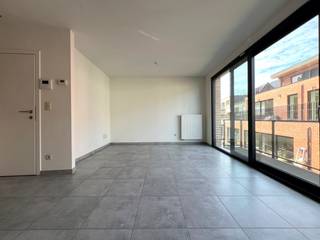 Leuk appartement met 1 slaapkamer en terras te huur in het centrum Diest, Refugiestraat 23.<br /><br />Het appartement is gelegen in 't Spijker op de eerste verdieping en heeft een bewoonbare oppervlakte van +/- 70m².<br />Het gebouw is voorzien van lift.<br /><br />Indeling van het appartement :<br />inkom<br />berging<br />slaapkamer<br />woonkamer<br />open keuken met berging<br />terras<br /><br />EPC : 104 , label B<br /><br />Huurprijs :<br />appartement : 750 € per maand<br />vaste gemeenschappelijke kosten : 40 € per maand<br />Totale huurprijs : 790 € per maand<br /><br />Indien dit appartement wenst te bezoeken, kan je via onze website www.alvast.be een mail sturen voor aanvraag bezichtiging.