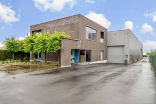 <p>"ABSOLUTE TOPPER" - Afspraak enige bezoekdag ENKEL telefonisch via Randy Remue op 0479/99. 99. 90 , meer info via Facebook "Remue Randy" - LIKE de pagina en blijf op de hoogte van alle nieuwe woningen. Dit magazijn vinden we terug in Herzele, te Hoogstraat 152B. Het betreft een volledig geïsoleerd magazijn van circa 450m2 met 2 poorten. 1 poort is 4m hoog en 4m breed. De andere poort is 4m hoog en 9m breed. Toegankelijk via een privatieve weg. Mogelijkheid tot bijhuren van bureelruimte. Prijzen zijn excl. btw (indien van toepassing) en kosten. Dit magazijn is een ABSOLUTE TOPPER. Centraal gelegen vlakbij Europaweg (N42) en op 8km van de autosnelweg. VOOR ZEER SNELLE BESLISSERS!!  <br />IMMO ZONE RHODELAND - RANDY REMUE - 0479/ 99. 99. 90</p>