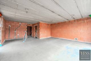 <div>
<div>
<div>
<div>
<div>
<div>
<div>
<div>
<div>
<div>
<h3>Ruime duplex appartement met 3 slaapkamers en 2 parkings</h3>
<p>💡 <strong>Aankoop aan 6% btw mogelijk, mits voldaan wordt aan de voorwaarden.</strong></p>
<p>Ruime en lichtrijke duplex appartement met een <strong>NETTO bewoonbare oppervlakte van maar liefst 107 m²</strong>.</p>
<ul>
<li><strong>3 slaapkamer </strong></li>
<li><strong>Terras 16 m²</strong></li>
<li><strong>2 parkings</strong></li>
</ul>
<p>Dankzij de doordachte indeling geniet u hier van een aangename, open en comfortabele woonbeleving.</p>
<p>Extra troef: bij het appartement horen <strong>2 privatieve parkeerplaatsen</strong>, zijnde <strong>parking P2 (met laadpaal) en P7</strong>.<br /><br />Prijs appartement + 1 staanplaats P2 = 320.000€ (excl. kosten) + P7 = 9000€ (excl. kosten).</p>
<p>Een ideale woonopportuniteit voor gezinnen, koppels of investeerders die op zoek zijn naar ruimte, functionaliteit en comfort.</p>
<p><strong>Interesse? Contacteer ons voor meer informatie of een bezoek ter plaatse.</strong><br />☎ 050 33 59 03<br />✉ info@yess-vastgoed.be</p>
</div>
</div>
</div>
</div>
</div>
</div>
</div>
</div>
</div>
</div>