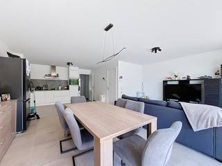 LIGGING:<br /><br />Deze eigendom is gelegen in het epicentrum van Knesselare. Horeca, winkels en scholen zijn op wandelafstand.<br />Verder kan je hier profiteren via de vlotte verbindingen die Knesselare (Knokkebaan) en Aalter (snelwegen) te bieden hebben.<br /><br />INDELING: <br /><br />Hal - ruime leefruimte met open keuken voorzien van de noodzakelijke apparaten (kookplaat, dampkap, vaatwas, frigo, combi oven) - technische ruimte - badkamer met douche, bad en wastafel - toilet - 2 slaapkamers - 2 terrassen - kelderberging - 1 garagebox<br /><br />EXTRA INFO:<br /><br />Dit appartement is beschikbaar vanaf 01/10/2026.<br />Verwarming is via een warmtepomp geothermie via de vloerverwarming. <br />Het appartement is ook voorzien van zonnepanelen. BEN-score!<br /><br />Het appartement is volledig geschilderd en voorzien van gordijnen in de slaapkamer + rail in de leefruimte. <br /><br /><br />In de huurprijs zit een kelderberging inbegrepen.<br />In de huurprijs zit een garagebox inbegrepen voor € 50,00 per maand.<br />Naast de huurprijs zijn er ook nog € 75,00 gemeenschappelijke kosten voorzien in de vorm van een forfait.<br /><br />Een absolute troef is alvast de 2 terrassen waar je kan genieten van zalige buitenmomenten. Door de centrale ligging ben je overal dichtbij op wandelafstand.<br /><br />Bekijk ook even de VR-TOUR die voorhanden is via de website van Dewaele.<br /><br />BEZOEKAANVRAAG:<br /><br />Enkel en uitsluitend via MIJNHUURPROFIEL op de website van Dewaele is er de mogelijkheid om een bezoek aan te vragen voor het appartement.
