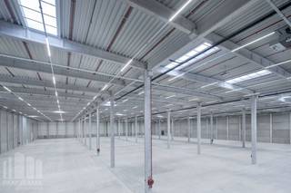 Nieuwbouw logistiek magazijn van <strong>12.300 m²</strong> in combinatie met <strong>475 m²</strong> mezzanine en <strong>402 m²</strong> kantoren te huur en dit alles in een groene omgeving. Uitstekend gelegen vlakbij de A12 en de snelweg E19/A1 en op amper 1 km van de dichtstbijzijnde binnenvaartterminal. De haven van Antwerpen ligt op slechts 15 km en de luchthaven Zaventem op amper 35 km.<br /><br />De unit - met <strong>BREEAM-score "Very good"</strong> - heeft een<strong> hoogte van 12,2 m</strong> en is voorzien van o.a. laadperrons, warmtepompen, ESFR sprinklersysteem, LED-verlichting en maakt deel uit van de gloednieuwe logistieke site <strong>"Park Boom DC2"</strong>. De instapklare kantoren zijn voorzien van o.a. kitchenette, receptie, sociale ruimte, ... Ruime parkeer- en manoeuvreerruimte voorzien op het terrein. <strong>Onmiddelijk beschikbaar</strong>. <br /><br />Contacteer <strong>PANORAMA B2B</strong> voor bijkomende inlichtingen of een vrijblijvend plaatsbezoek <strong>0477 91 10 00</strong>.