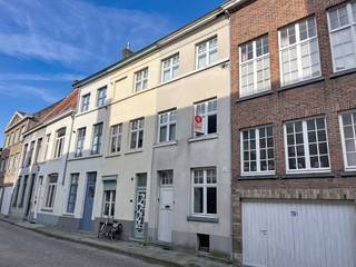 Prachtig, volledig gerenoveerd huis te huur in hartje Brugge, rustig gelegen nabij de Augustijnenrei, op wandelafstand van de Markt,...