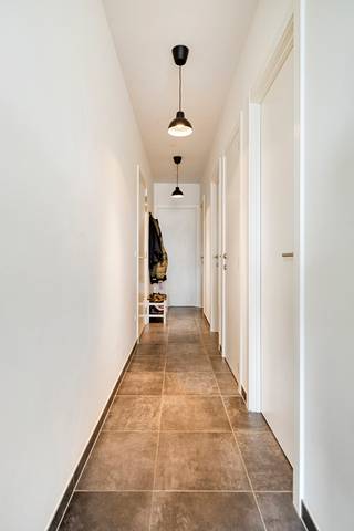 <h2>RUIM, MODERN EN LICHTRIJK APPARTEMENT MET 2 SLAAPKAMERS OP UITSTEKENDE LIGGING</h2>
<p>Ontdek dit ruime en lichtrijke appartement van ca. 90 m², afgewerkt in een moderne en tijdloze stijl en gelegen op een uitstekende locatie binnen de grote ring. Gebouwd in 2018 en voorzien van een EPC A, staat dit appartement garant voor energiezuinig en comfortabel wonen.</p>
<p>De aangename leefruimte sluit naadloos aan op de open keuken, die volledig is uitgerust met alle hedendaagse toestellen en ideaal is voor wie houdt van gezellig en functioneel wonen. Het appartement beschikt over twee volwaardige slaapkamers, een moderne badkamer, berging en een open keuken met dito woonkamer. Het appartement laat zich kenmerken door een praktische indeling met optimaal ruimtegevoel. Ook een terras mocht niet ontbreken.<br /><br />Dankzij het ventilatiesysteem D geniet je het hele jaar door van een gezond en aangenaam binnenklimaat. <br />Een private autostaanplaats is verplicht bij aan te kopen voor een bedrag van €30.000.</p>
<p>De ligging is een absolute troef: vlakbij het station, op korte afstand van winkels, het stadscentrum en diverse sportfaciliteiten zoals de Alverbergssite, tennisclubs (o.a. Excelsior) , de Spor etc.</p>
<p>Dit appartement is ideaal voor eigen bewoning of als kwaliteitsvolle investering, dankzij de combinatie van ruimte, energiezuinigheid en een sterke ligging.<br /><br />De geschatte huuropbrengst van een dergelijk appartement ligt tussen de €950 en €1050 per maand.</p>
<p>Graag eens ter plaatse gaan? Bel ons op 011 96 51 76 of mail ons op info@momentumvastgoed.be</p>