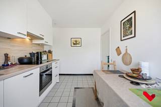 <p>Welkom in Kessel-Lo! Dit charmante duplexappartement geniet van een uitstekende ligging vlak bij het centrum van Leuven. Winkels, scholen, openbaar vervoer en diverse sport- en recreatiefaciliteiten bevinden zich op wandel- en fietsafstand, waardoor u hier geniet van een ideale combinatie van wooncomfort, leefkwaliteit en bereikbaarheid.<br /><br />Het appartement bevindt zich op de eerste en tweede verdieping van een kleinschalig gebouw met slechts twee wooneenheden. Op de eerste verdieping vindt u een uitgeruste keuken, een badkamer met douche, wastafel en toilet, twee ruime slaapkamers en een derde kamer die kan dienen als kinderkamer, bureau of hobbyruimte. Grote raampartijen zorgen overal voor een aangename lichtinval.<br /><br />De tweede verdieping biedt een sfeervolle leefruimte die in 2020 werd gerenoveerd met respect voor de authentieke elementen van het pand. Hierdoor ontstaat een unieke combinatie van karakter en hedendaags wooncomfort. Ook aan praktische voorzieningen werd gedacht. Naast de slaapkamer op de eerste verdieping bevindt zich een handige bergruimte.<br /><br />De technische ruimte op de tweede verdieping biedt extra opbergmogelijkheden. Links van het gebouw is er nog een privatief tuintje alsook de mogelijkheid om 1 tot 2 wagens te parkeren.<br /><br />Dankzij de renovatie en de gunstige EPC-score B is deze woning klaar voor de toekomst. Daarnaast zijn er behalve de woonpolis geen kosten in de gemeenschap.<br /><br />Benieuwd? Contacteer ons voor een bezoek via 016 23 21 45 of info@bvm-vastgoed.be<br /><br /><br /></p>