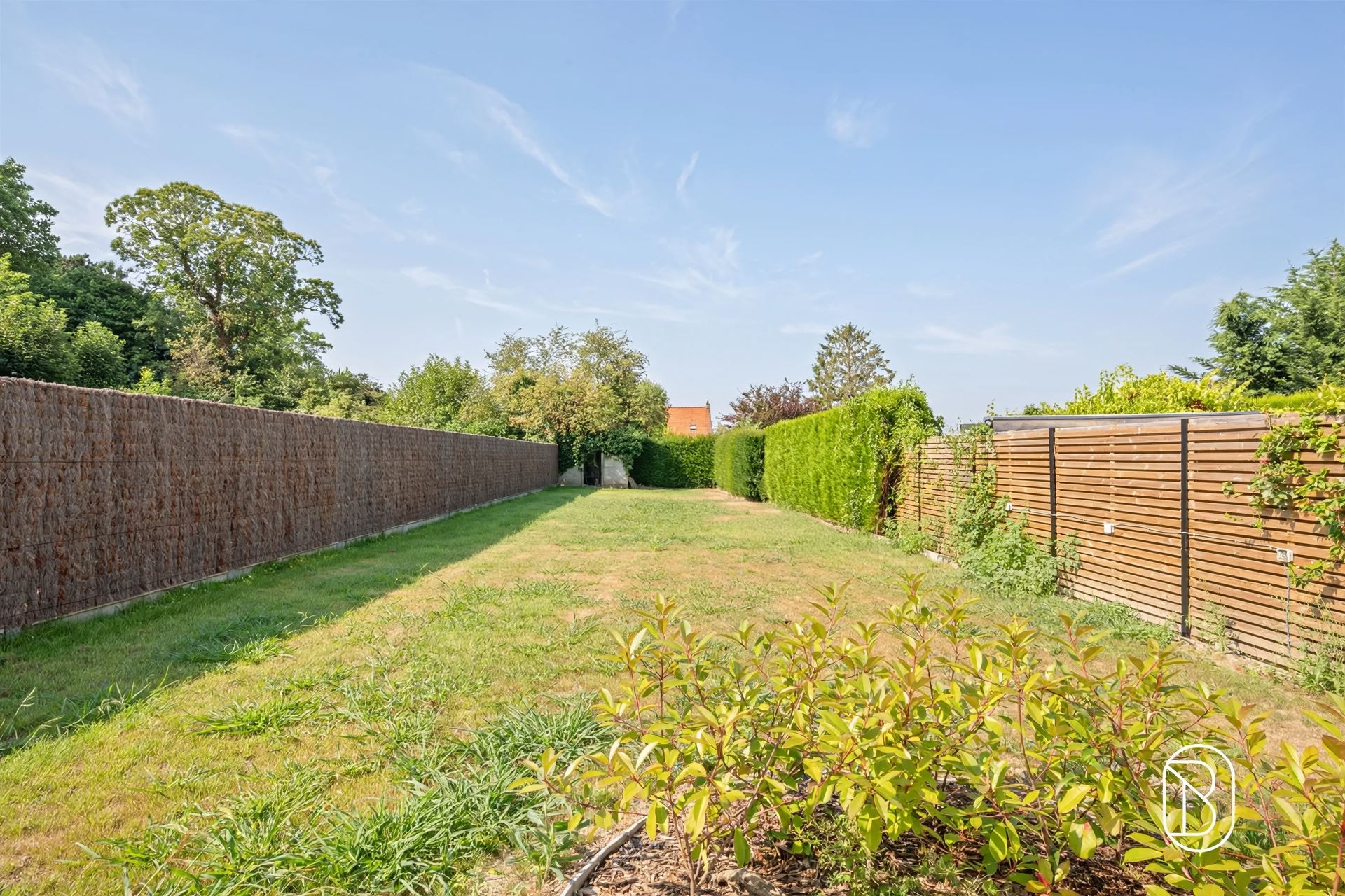 Charmant gerenoveerde woning met grote aangename tuin en handige oprit. - foto 4