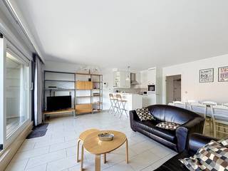 Instapklaar dakappartement gelegen op de vijfde en zesde verdieping en beschikt over twee ruime zonneterrassen, centraal gelegen in Nieuwpoort-Bad, vlakbij de winkels, het strand en de Zeedijk.<br />De indeling omvat een inkomhal met apart toilet en berging, een lichtrijke woonkamer met open keuken en toegang tot een ruim dakterras met namiddag- en avondzon. Via een vaste trap bereikt men de bovenverdieping, die bestaat uit twee ruime slaapkamers, waarvan één met dressing en toegang tot een tweede dakterras met ochtendzon, evenals een badkamer met ligbad, enkele wastafel en toilet. Een private kelderberging op -2 niveau is inbegrepen bij het appartement.<br />Mogelijkheid tot aankoop van een garagebox in het ondergrondse garagecomplex op niveau -2<br />Een unieke eigendom op topligging, ideaal als vaste woonst of tweede verblijf aan zee.