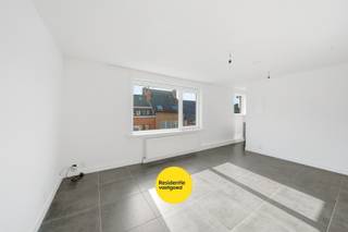 Dit instapklare appartement bevindt zich op de tweede verdieping, centraal gelegen in Bredene, vlak bij de Spuikom en alle voorzieningen.<br /><br />Het beschikt over een lichtrijke leefruimte met tegelvloer en een halfopen keuken, uitgerust met een elektrisch fornuis, oven, dampkap en koelkast met vriesvak. Verder zijn er twee slaapkamers met laminaatvloer, een badkamer met douche en toilet, en een praktische berging/wasplaats.<br /><br />Het appartement is energiezuinig met een gunstig EPC-label B, voorzien van PVC-ramen met dubbel glas en een recent vernieuwde cv-ketel op aardgas (2023). Ook het dak werd enkele jaren geleden vernieuwd.<br /><br />De syndicuskosten zijn beperkt, wat het extra aantrekkelijk maakt.<br /><br />Op zoek naar een comfortabel appartement op een centrale ligging? Neem contact met ons op en plan uw bezoek!<br /><br />Maandelijkse huurprijs: 750 euro (inclusief syndicuskosten) - Onmiddellijk beschikbaar