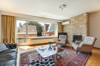 <p><span>BERCHEM - Bij Albertpar</span><span>k: Mooi appartement met 3 slaapkamers, 2 badkamers, 2 terrassen en grote autostaanplaats.</span></p><p><span> </span></p><p><span>BESCHRIJVING:</span></p><p><span> </span></p><p><span>Dit aangenaam appartement is gelegen op de 3° verdieping van een goed onderhouden gebouw.</span></p><p><span>Ruime inkomhal met ingemaakte kasten.</span></p><p><span>Lichtrijke leef- en eetkamer op mozaïekparket , met (werkende) open haard. Het salon is voorzien van airco en geeft uit op een gezellig terras vooraan.</span></p><p><span>Naastliggende volledig geïnstalleerde keuken voorzien van kasten, alle toestellen en ontbijthoek.</span></p><p><span>Slaapkamer 1 met ingemaakte kastenwand en met toegang tot het terras achteraan.</span></p><p><span>Slaapkamer 2 en slaapkamer 3, eveneens achteraan gelegen.</span></p><p><span>Badkamer 1 voorzien van ligbad, dubbel lavabomeubel en toilet.</span></p><p><span>Badkamer 2 voorzien van grote inloopdouche en dubbel lavabomeubel.</span></p><p><span>Annex praktische bergruimte/wasplaats met ingemaakte kasten en aansluitingen wasmachine en droogkast.</span></p><p><span> </span></p><p><span>Handige kelder nr 3 mee inbegrepen.</span></p><p><span> </span></p><p><span>Autostaanplaats nr 3 voor twee wagens achter elkaar aan 45.000 €</span></p><p><span> </span></p><p><span>BIJZONDERHEDEN:</span></p><p><span> </span></p><p><span>* Gemeenschappelijke kosten: ca 433 €/maand (provisie voor verwarming, lift, verzekering, water, syndicus, elektriciteit gemene delen, ...)</span></p><p><span>* Rustige ligging aan het Albertpark, doch op wandelafstand van openbaar vervoer en winkels</span></p><p><span>* Airco in salon en keuken </span></p><p><span>* Videofonie </span></p><p><span>* Alarmsysteem </span></p><p><span>* Autostaanplaats voor 2 wagens</span></p><p><span> </span></p><p><span> </span></p><p><span> </span></p><p><span> </span></p>