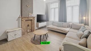 Deze instapklare woning bevindt zich in het hart van Poperinge en combineert karaktervolle, authentieke elementen met hedendaags wooncomfort. Dankzij de royale leefruimtes is dit de ideale thuis voor wie graag ruim en centraal woont.<br /><br />Er bevindt zich een aangenaam, zuidwestgericht stadsterras van maar liefst 33 m², waar u in alle rust kunt genieten van de zon.<br /><br />Indeling:<br /><br />Gelijkvloers: inkomhal - toilet - lichtrijke leefruimte met eetplaats en keuken (koelkast, inductiekookplaat met dampkap,oven, microgolfoven, vaatwasmachine) - stadsterras (ZW +33 m²)<br /><br />Verdiep +1: nachthal - 3 slaapkamers (10 m², 12 m² en 13 m²) - ruime, smaakvolle badkamer (inbouwlavabo, ligbad, inloopdouche en toilet)<br /><br />Verdiep +2: 1 zeer ruime slaapkamer (26 m²), 2de badkamer (toilet en inbouwlavabo) - wasplaats - zolderruimte (16 m²)<br /><br />Verdieping -1: kelder<br /><br />Technische zaken:<br /><br />-Gunstig EPC-label B<br /><br />-Centrale verwarming op aardgas<br /><br />Intrede: 01/06/2026.<br /><br />Wens je graag een bezoek ter plaatse aan deze topper? <br /><br />Contacteer ons gerust voor een bezoek ter plaatse.<br /><br />