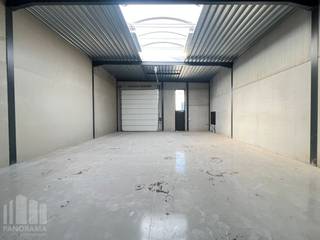 Kwaliteitsvolle nieuwbouw KMO-unit met een oppervlakte van 167 m². De unit maakt deel uit van een nieuw KMO-project "<strong>Saros-park</strong>" bestaande uit 25 KMO-units te koop met oppervlaktes tussen 90 m² en 184 m² (<strong>eventueel samen te voegen</strong> tot grotere entiteiten), het park biedt een moderne en duurzame infrastructuur.<br /><br />De ruimte wordt opgebouwd uit een staalconstructie, in combinatie met een betonplint en geïsoleerde sandwichpanelen. De loodsen zijn toegankelijk via een automatische sectionale poort met afzonderlijke toegangsdeur. Daarnaast is elke unit uitgerust met lichtstraten en een rookluik, polybetonvloer en een geïsoleerd dak. Bij elke unit is tevens <strong>parking </strong>voorzien en de mogelijkheid om extra parkeerplaats aan te kopen.<br /><br />Ideaal voor <strong>opslag, atelier of kleine productie.</strong> Verwachte oplevering Q4 2026. <strong>Reeds 80% verkocht!</strong><br /><br />Heeft u interesse of wenst u graag meer details over dit aanbod? Neem contact op met <strong>Gill </strong>voor meer info, plannen en lastenboek via het nummer <strong>09 219 90 30</strong>.