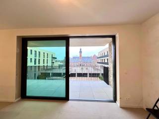 Nieuwbouwcomfort (2025)Ruimtelijk en praktisch ingedeeldZonnig terras van 23 m²Topligging in MechelenExtra comfort & faciliteiten: autostaanplaats,...