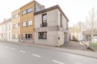 Deze statige halfopen woning met garage, zuidgericht stadstuintje, terras en parkeerplaats naast de woning is terug te vinden in het centrum...