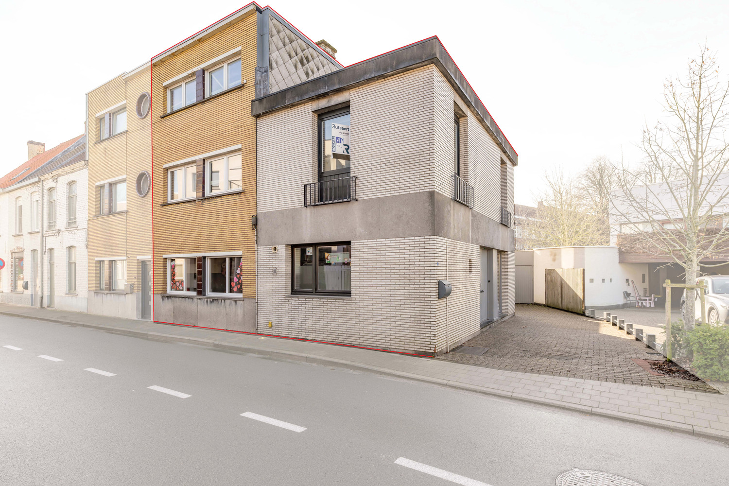 Halfopen woning met garage te Meulebeke. - foto 1