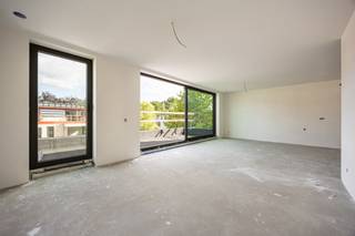 <span><span>Residentie Wildeman is een exclusief nieuwbouwproject in hartje Arendonk. De centrale, groene ligging in combinatie met de aandacht voor duurzame energie maken dit project uniek. De 41 moderne appartementen worden voorzien van energie dankzij een warmtenet en deels door zonnepanelen. Daarnaast zijn er 5 commerciële ruimten voorzien. Het project wordt voorzien van een ondergrondse parking. De verkoop van residentie Wildeman geschiedt onder de Wet Breyne.</span></span>
<p>Appartement A2.3 bevindt zich op de tweede verdieping en heeft een oppervlakte van 100m². Het beschikt over een open ingerichte keuken, 2 slaapkamers en een ruim terras van 21,90 m².</p>