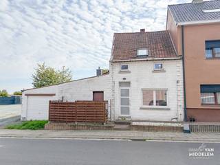 <strong>Immo Van Middelem verkoopt deze TE RENOVEREN instapwoning (± 113m²) met inpandige garage op een perceel van ± 1a08ca te St.-Katherina-Lombeek (Ternat). </strong><br /><br />De woning is gunstig gelegen, met een mobiscore van 7,5/10 heb je openbaar vervoer, onderwijs, winkels en diensten op wandelafstand. <br /><br />De HUIDIGE indeling is als volgt:<br />- GELIJKVLOERS: woonkamer en eetkamer, douchekamer met WC, keuken met grote berging en inpandige garage.<br />- 1e VERDIEP: 2 slaapkamers en toegang tot zolder via trapladder.<br /><br />Centrale verwarming op stadsgas. <br />EPC: 377 kWh/m².jaar - Label D (UC: 3747232).<br />Vrij bij akte.