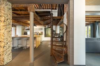 <p><span>Op een toplocatie in het historisch centrum van Antwerpen, tussen de charmante Lijnwaadmarkt en de Melkmarkt, met zicht op de kathedraal van Antwerpen, bevindt zicht dit exclusieve opbrengsteigendom van hoog niveau.</span></p><p><span>Het gebouw werd in 2013 volledig gestript  en gerenoveerd en omvat drie prachtig gerenoveerde appartementen, elk afgewerkt met duurzame kwalitatieve en tijdloze materialen die zorgen voor een luxueuze en stijlvolle uitstraling. Elk detail werd met zorg uitgewerkt, met oog voor comfort, esthetiek en hedendaagse woonkwaliteit.</span></p><p><span>Een absolute troef is de aanwezigheid van een lift die rechtstreeks in de appartementen uitkomt, wat garant staat voor maximale privacy en gebruiksgemak.</span></p><p><span>Het dakappartement vormt de kers op de taart en beschikt over een aangenaam terras met een uniek zicht op de kathedraal - een zeldzame en indrukwekkende meerwaarde in deze bruisende stadsomgeving.</span></p><p><span>De twee duplexappartementen worden momenteel succesvol uitgebaat via Airbnb. Het penthouse is verhuurd op lange termijn. Gedetailleerde informatie over verhuurcijfers en rendement is beschikbaar op aanvraag. Het vastgoed is in privaat eigendom, maar de Airbnb-activiteiten zijn ondergebracht in een aparte vennootschap inclusief een operationeel kuisteam dat mee kan worden overgenomen.</span></p><p><span>Dankzij de uitzonderlijke ligging, hoogwaardige afwerking en het unieke karakter biedt dit eigendom een uitstekende opportuniteit voor investeerders die op zoek zijn naar een stabiel en aantrekkelijk rendement in één van de meest gegeerde buurten van Antwerpen.</span></p><p><span> </span></p><p><span>Bijzonderheden:</span></p><p><span>EPC Energielabel (app bus 11) D - 305 kwh/(m² jaar)</span></p><p><span>EPC Energielabel (app bus 31) D - 342 kwh/(m² jaar)</span></p><p><span>EPC Energielabel (app dak) C - 260 kwh/(m² jaar)</span></p><p><span>Geen renovatieplicht</span></p><p><span>Er is overal dubbele beglazing met PVC kader</span></p><p><span>Er wordt elektrisch verwarmd</span></p><p><span>P-score: D</span></p><p><span>G-score: D</span></p>