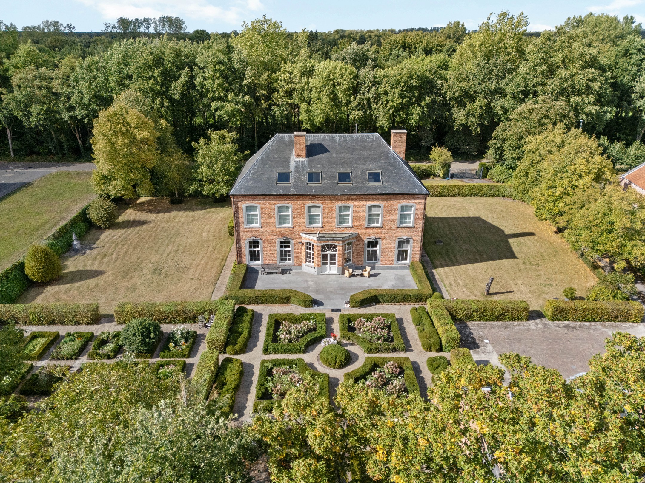 Unieke villa met mogelijkheden te Mol op 10.728 m² - foto 2